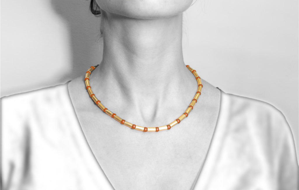 Collier 750 Gelbgold mit Korallkugeln – Bild 2