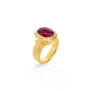 Kapitellring 750 Gelbgold mit einem Rubellit