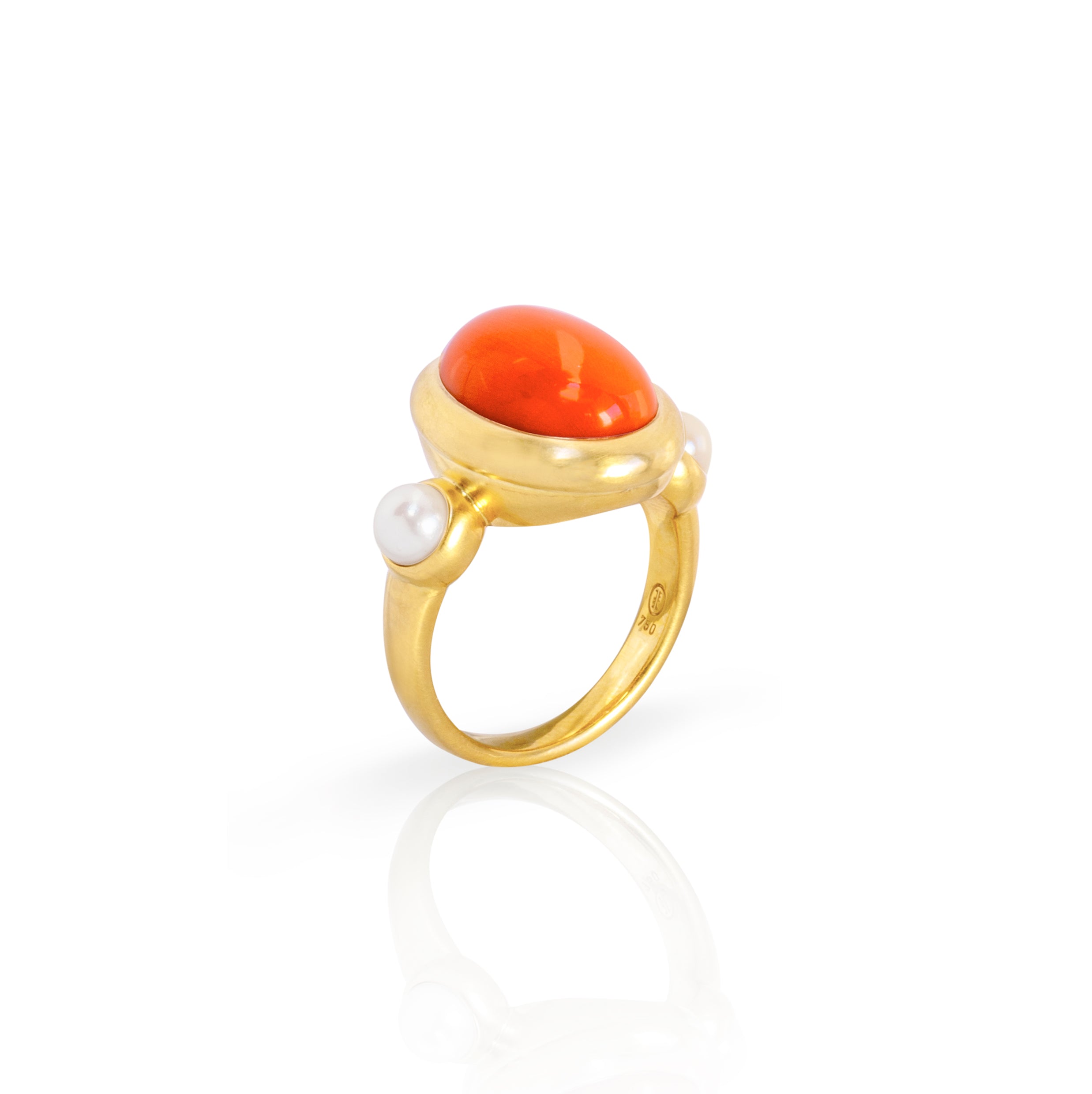Ring mit Korall Cabochon und zwei Perlen