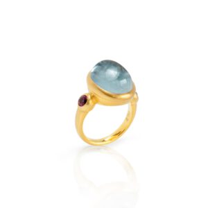 Ring mit Aquamarin Cabochon und zwei Rubelliten