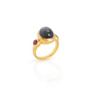 Ring mit grauem Mondstein Cabochon und zwei Rubelliten