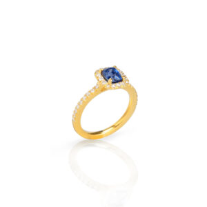 Ring mit blauem Saphir und 34 Brillanten