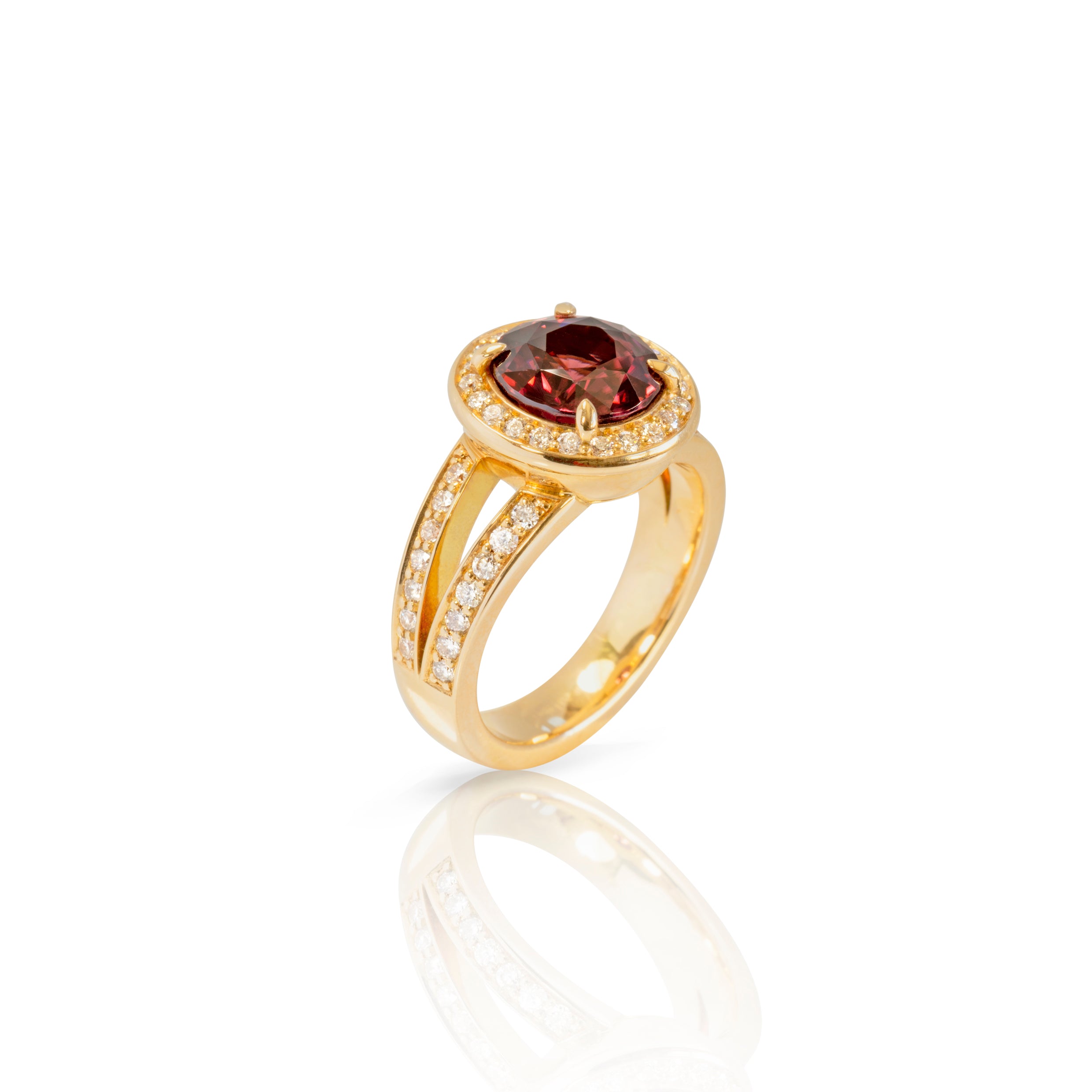 Ring mit Hyazinth und Brillanten
