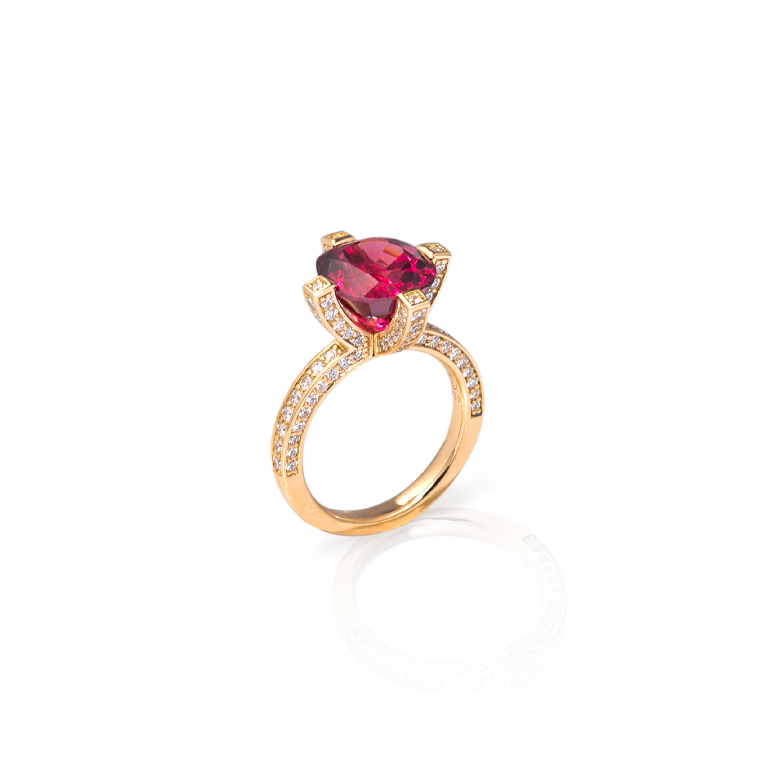 Ring mit Malayagranat und 124 Brillanten