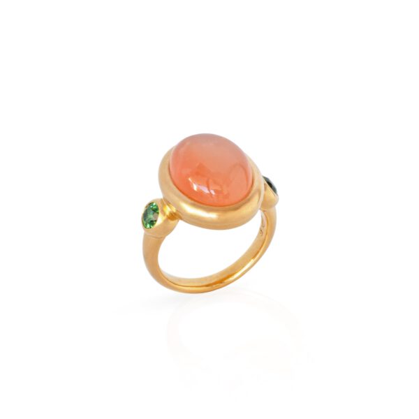 Ring mit orangem Mondstein und zwei Tsavoriten