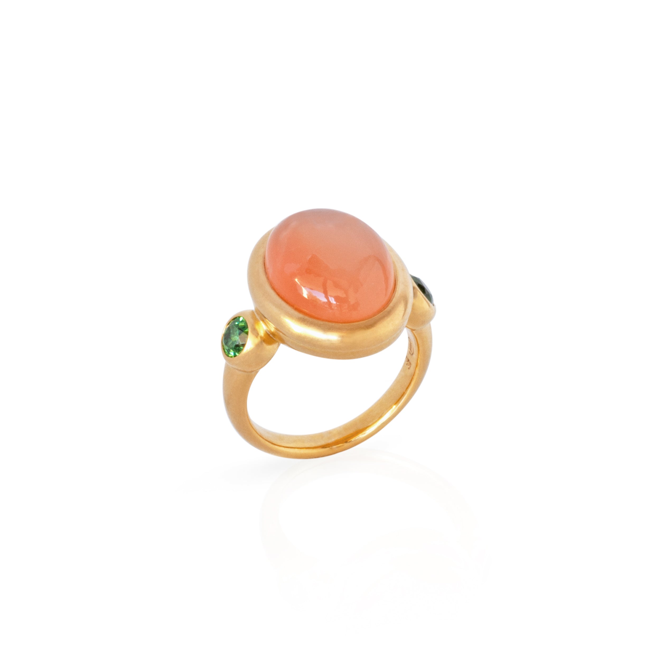Ring mit orangem Mondstein und zwei Tsavoriten