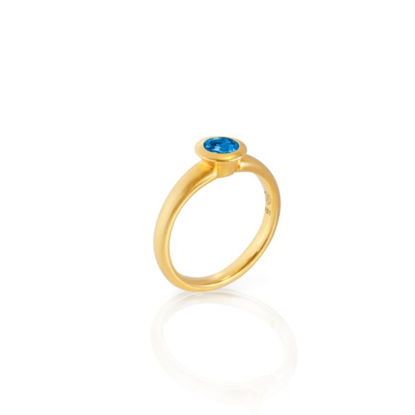 Ring mit Saphir