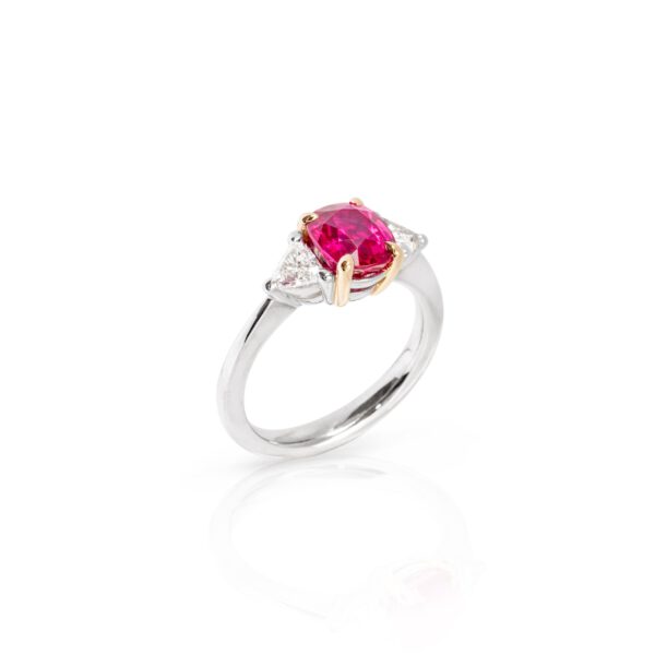 Ring mit Rubin und Diamanten