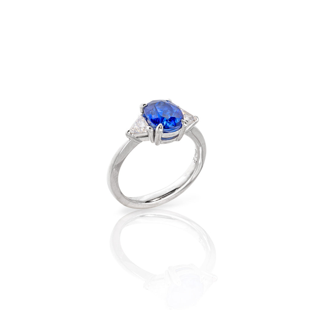 Ring mit Saphir und Diamanten