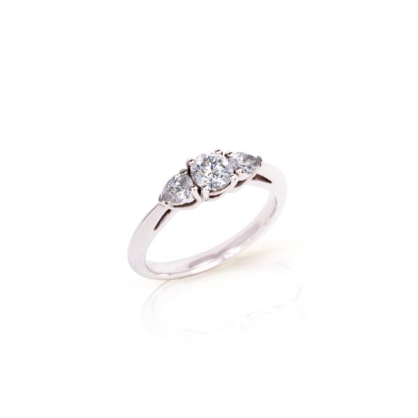 Ring 750 Weißgold mit einem Brillant und zwei Diamant Tropfen
