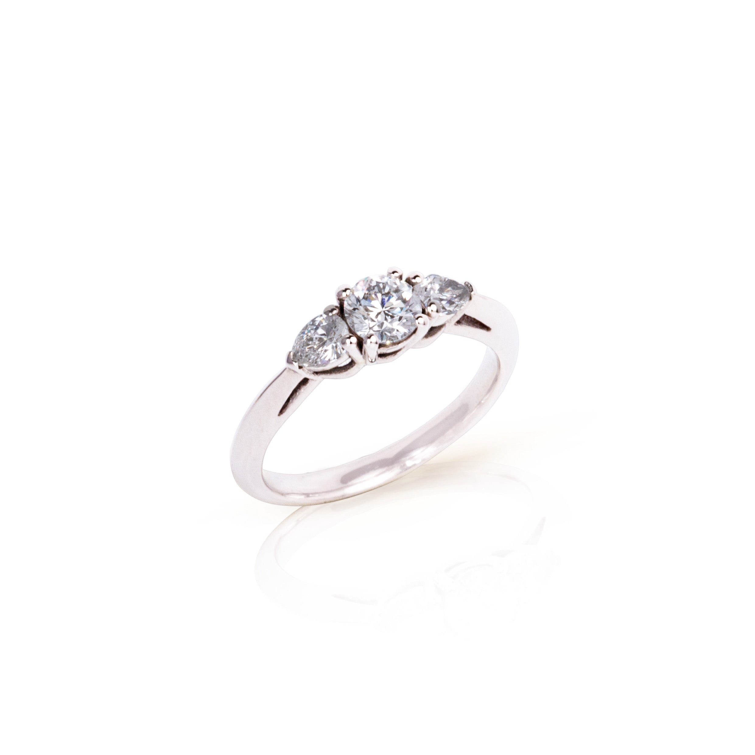 Ring 750 Weißgold mit einem Brillant und zwei Diamant Tropfen